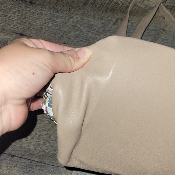 Petusco leather Tan and White Shoulder Bag with Woven Detail - Picture 4 of 10